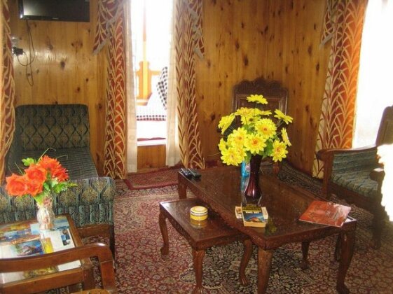 Young Life Houseboat - Photo5