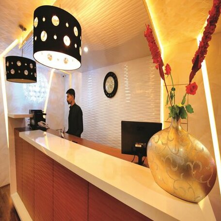 Holiday Hill Hotel And Suites - Photo4