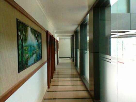Holiday Hill Hotel And Suites - Photo5
