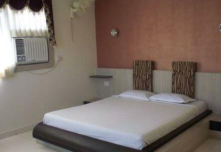 Embassy Hotel Surat - Photo2