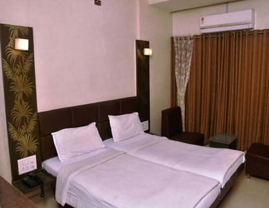 Hotel Raj Surat - Photo2