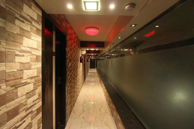 OYO Premium Piplod Road - Photo5