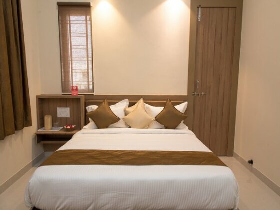 OYO 13273 Home Luxury Stay Airport Road - Photo2