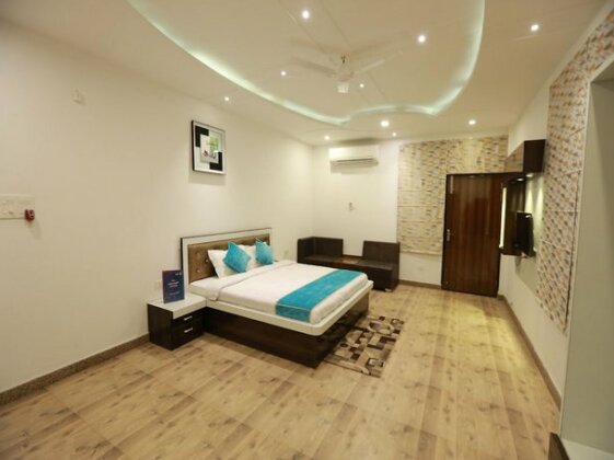OYO 8837 Hotel Surya Galaxy - Photo2