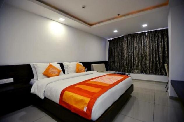 OYO Rooms Sayajigunj Pheonix Complex