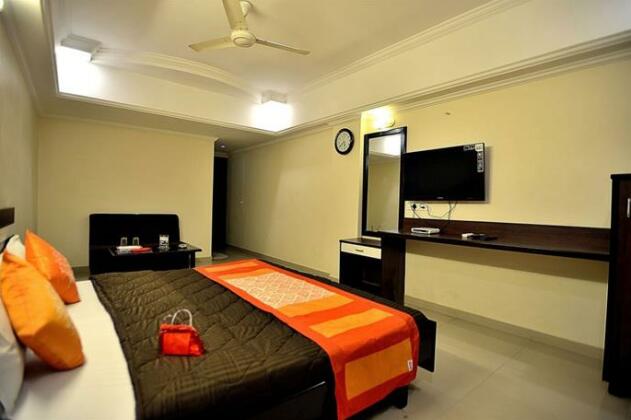OYO Rooms Sayajigunj Pheonix Complex - Photo5