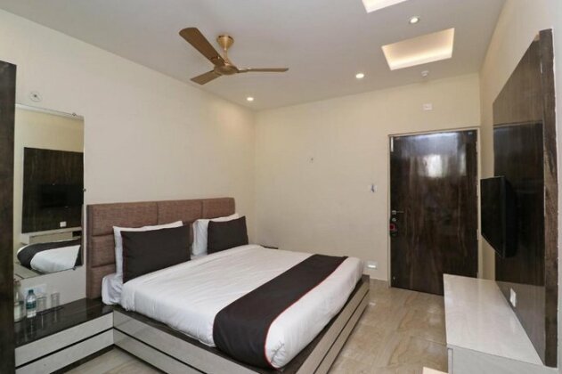 Collection O 41089 Vrindavan Palace - Photo4
