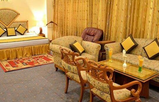 Hotel Meraden Grand - Photo4