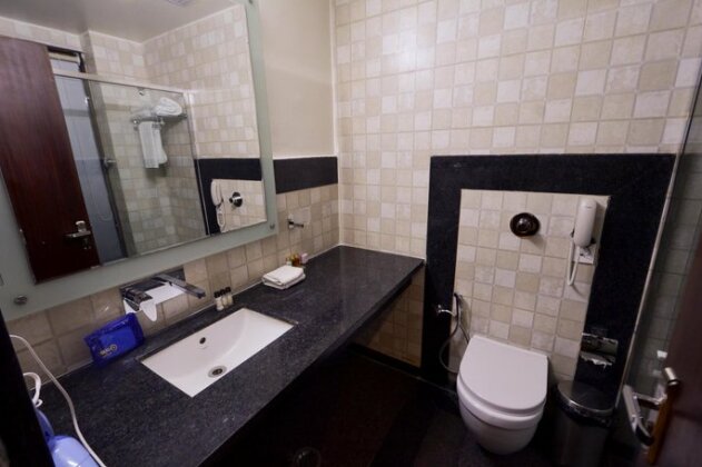 OYO Premium JHV Mall Cantonment - Photo3