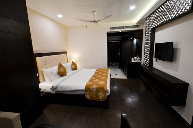 OYO Premium JHV Mall Cantonment - Photo5