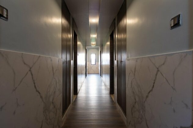 OYO 23031 V Hotel - Photo4
