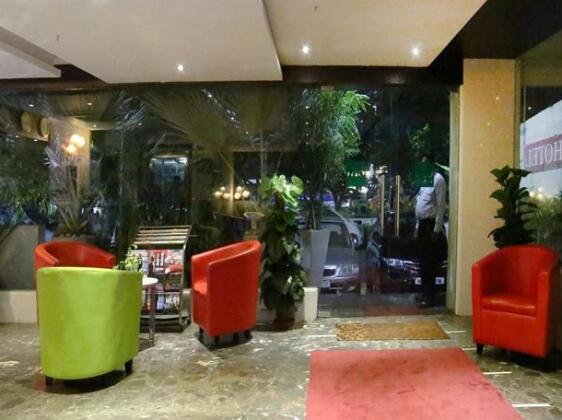 OYO Rooms Benz Circle - Photo2