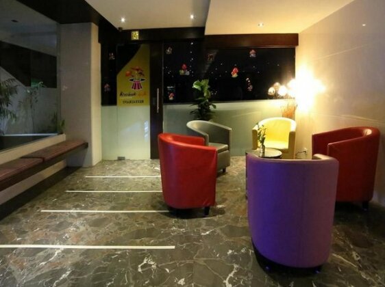 OYO Rooms Benz Circle - Photo4