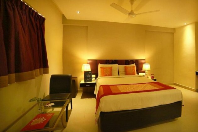 OYO Rooms Benz Circle - Photo5