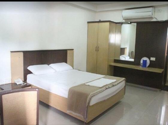 A R Grand Hotel - Photo4