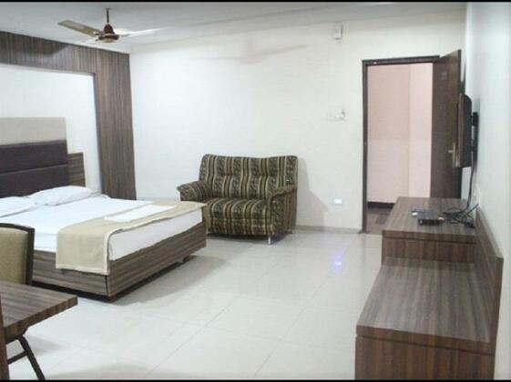 A R Grand Hotel - Photo5