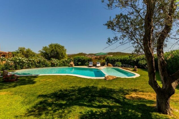 Villa con piscina immersa in un meraviglioso giardino - Wonderful Villa with pool and spacious garde
