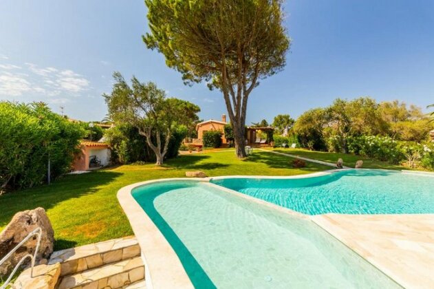 Villa con piscina immersa in un meraviglioso giardino - Wonderful Villa with pool and spacious garde - Photo2