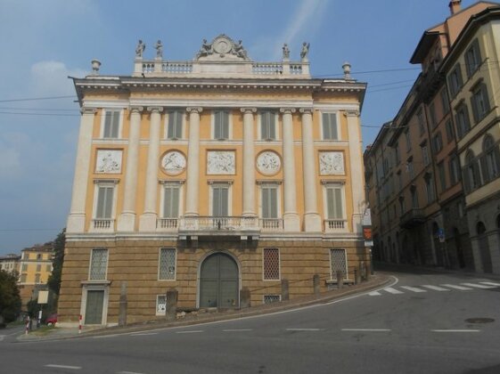 La Maison Des Artistes Bergamo - Photo2