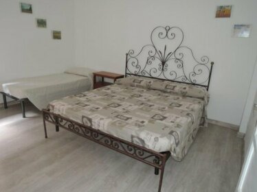 White guesthouse in Bolognina