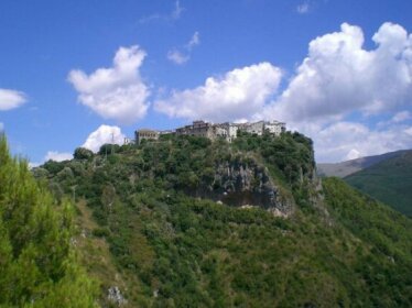 Sulla piazzetta nel centro storico di Camerota