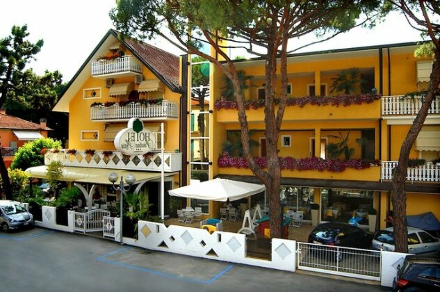 Family Hotel Pinetina Mare - Photo2