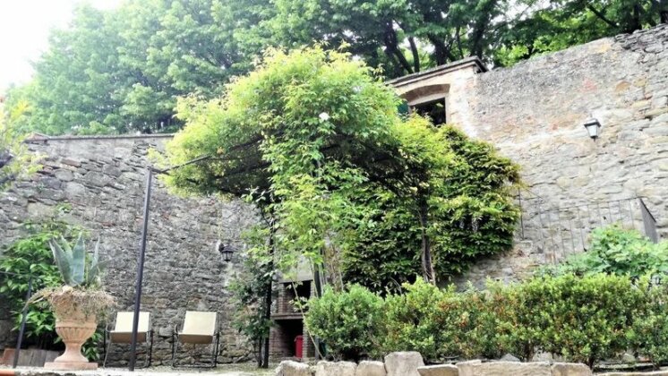 House with private garden in Cortona's town centre