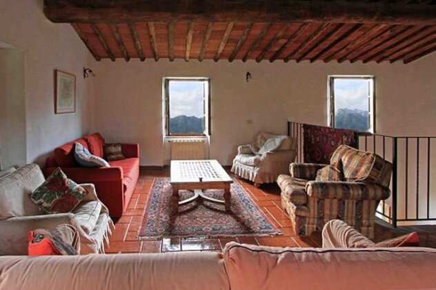 Detached 5 bedroom villa with pool in Lunigiana in Northern Tuscany - Photo5