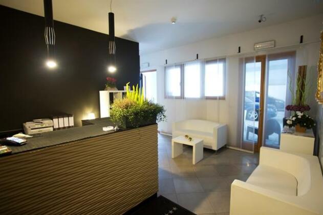 Lacroma Aparthotel - Photo4
