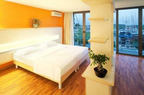 Marina Suites - Photo2
