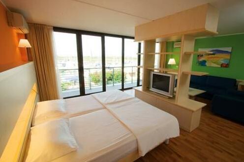 Marina Suites - Photo3