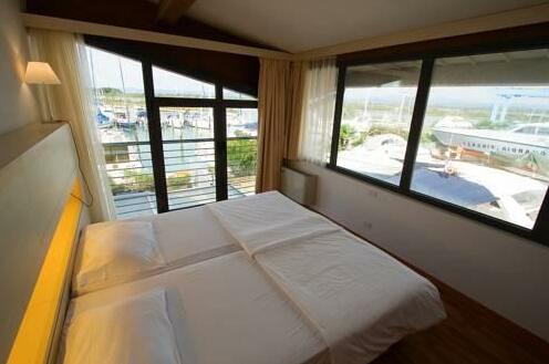 Marina Suites - Photo4