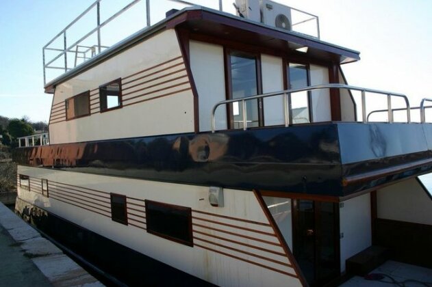 Lake Garda Houseboat