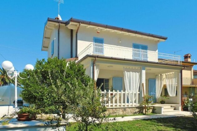  Photo 1