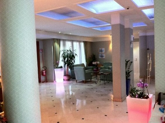 Green Park Hotel - Photo2