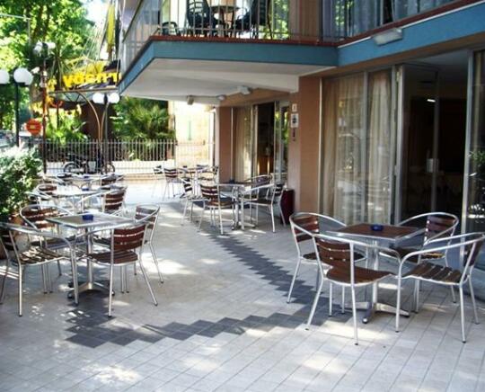 HalfMoon Hotel - Photo2