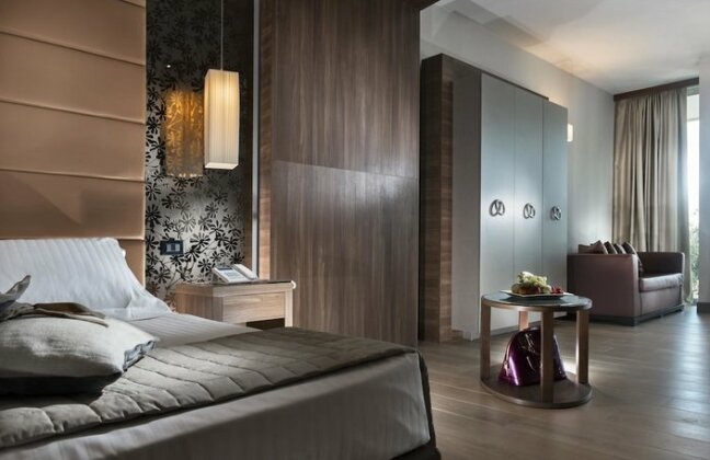Waldorf Suite Hotel - Photo4