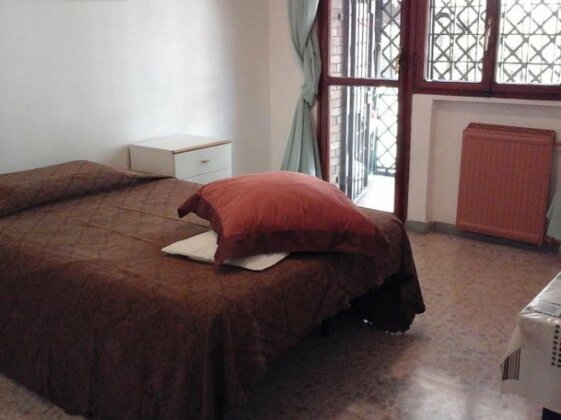 B&B near metro central line-one train every 2 minutes-only wc in rooms