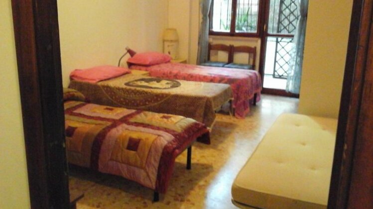 B&B near metro central line-one train every 2 minutes-only wc in rooms - Photo2