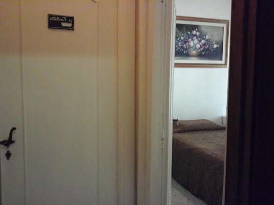 B&B near metro central line-one train every 2 minutes-only wc in rooms - Photo3