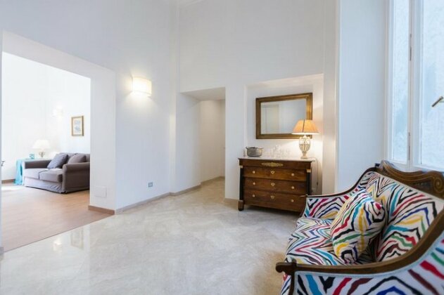 Prestigious Apartment via Barberini - Photo3