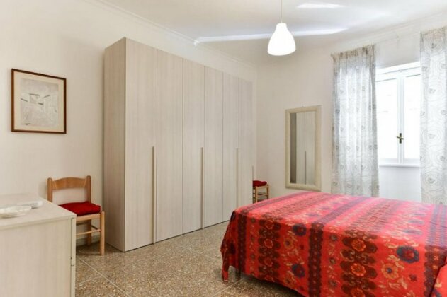 Red & White Vatican Apartment - Photo4