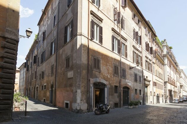 Via Giulia beautiful apartment Rome historic centre