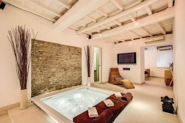 YH Jacuzzi Suite - Photo2