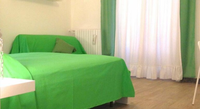Two Rooms - Photo3