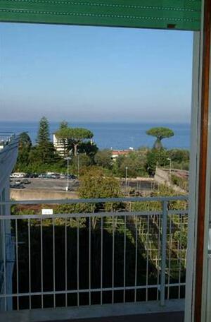 Lauro Sorrento - Photo3