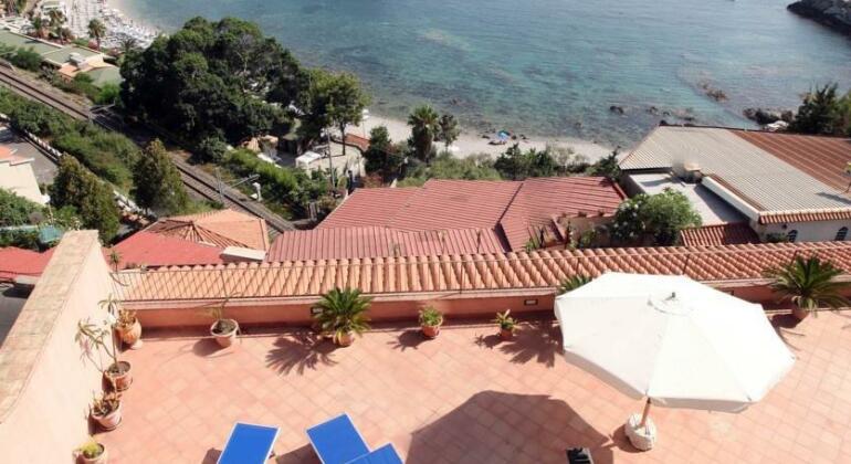 Mendolia Beach Hotel - Photo2