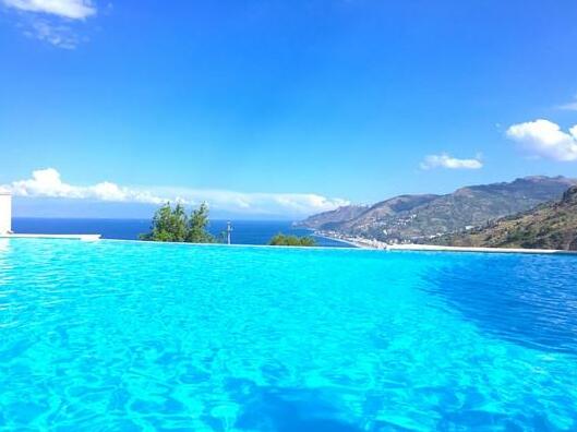PANORAMIC RESIDENCE with Pool & View