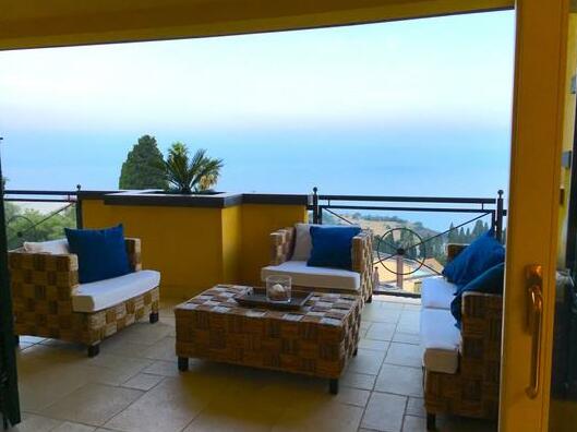 PANORAMIC RESIDENCE with Pool & View - Photo5