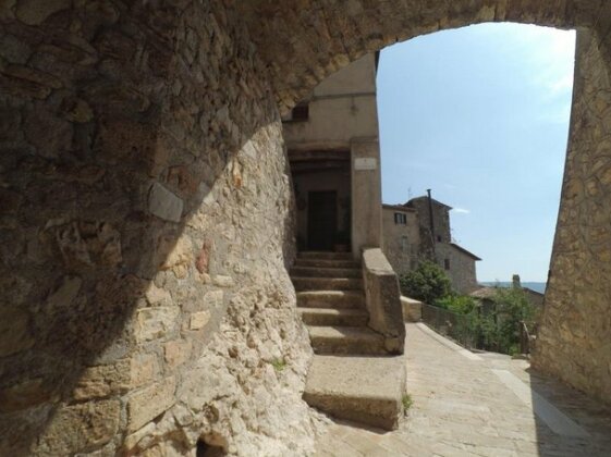 Casa in Borgo Medievale con Giardino ed Escursioni